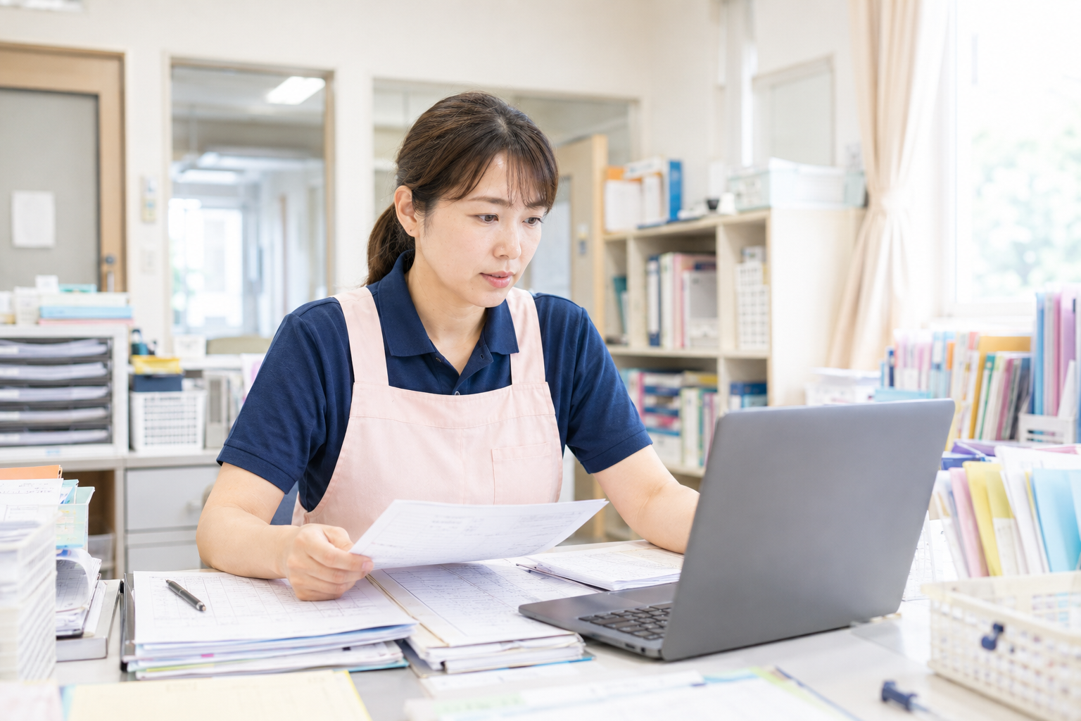 記録や書類作成に追われる介護現場のスタッフ