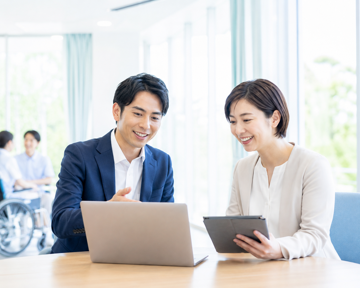 講師が介護施設を訪問し、スタッフと打ち合わせをしている様子