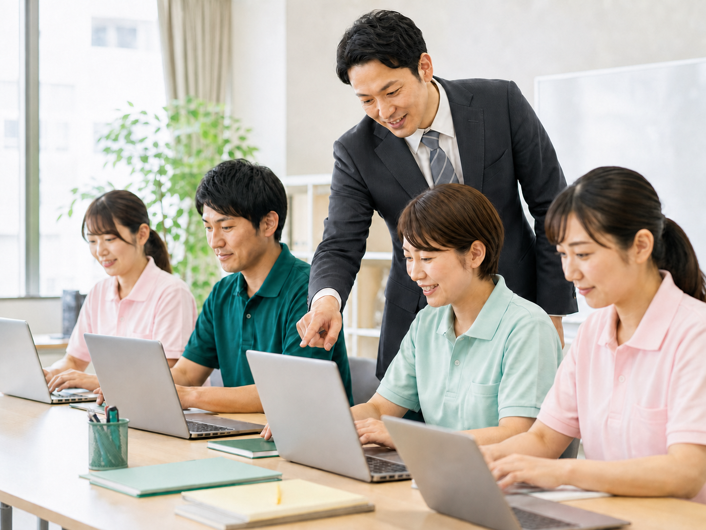 会議室で貸出パソコンを使いながらAI研修を受講するスタッフたち
